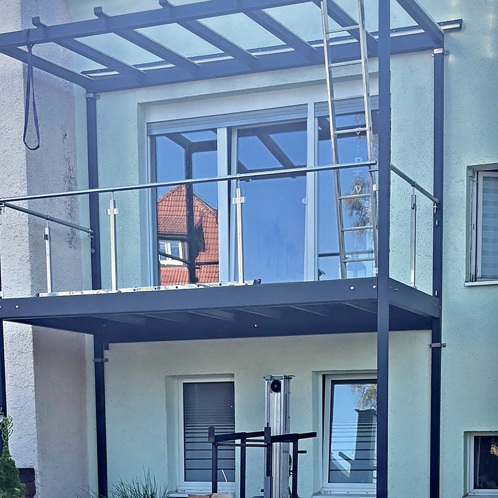 Angebauter Balkon aus Stahl mit Glasgeländer