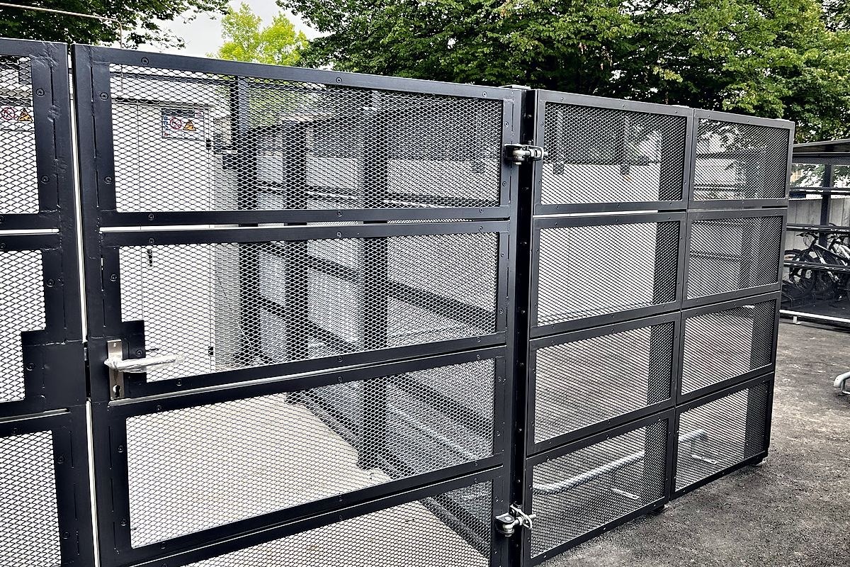 Einhausung aus Stahl mit Streckmetallfüllung