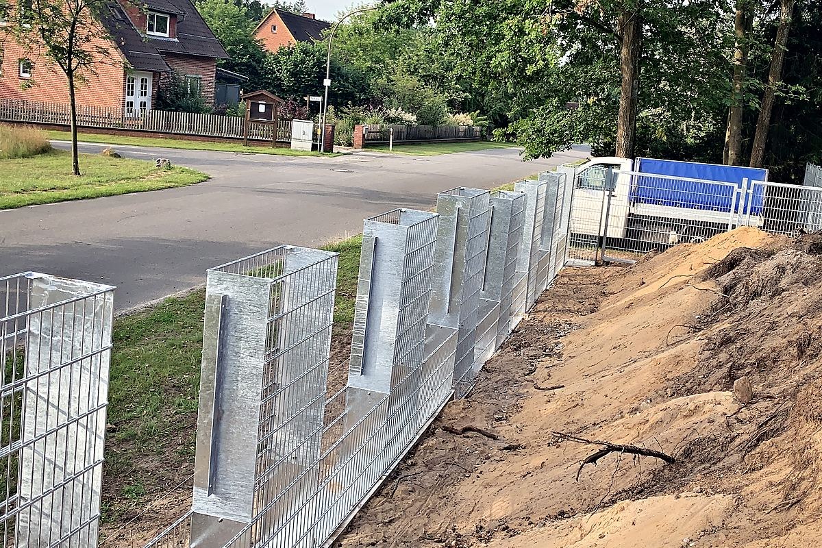 Neue Zaunanlage aus verzinktem Stahl entlang einer Straße