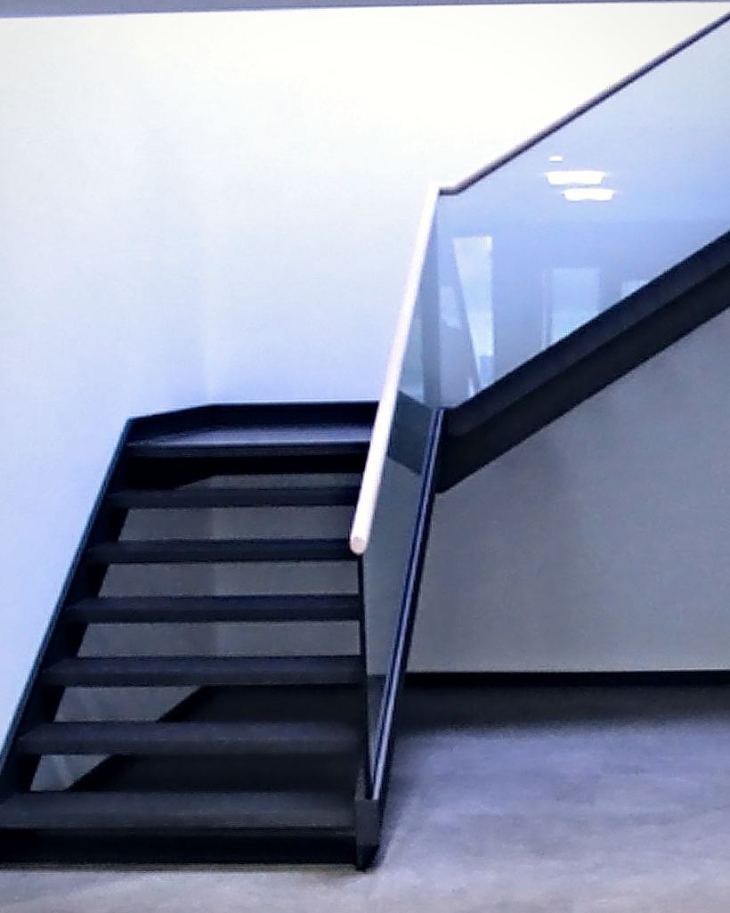 Stahltreppe mit Glasgeländer in einem Wohnhaus